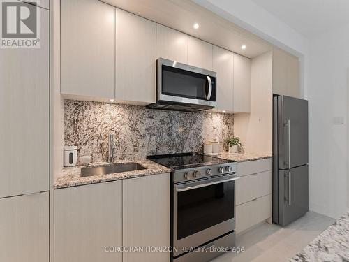 221 - 30 Inn On The Park Drive, Toronto, ON - Indoor Photo Showing Kitchen With Upgraded Kitchen