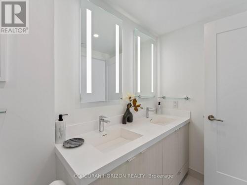 221 - 30 Inn On The Park Drive, Toronto, ON - Indoor Photo Showing Bathroom