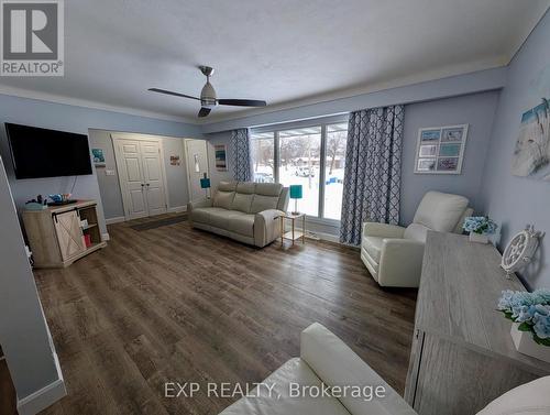 8857 Banting Avenue, Niagara Falls (Chippawa), ON - Indoor Photo Showing Living Room