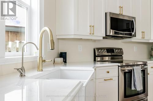 577 Walnut Street, Peterborough (Town Ward 3), ON - Indoor Photo Showing Kitchen With Double Sink