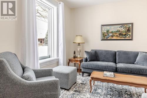 577 Walnut Street, Peterborough (Town Ward 3), ON - Indoor Photo Showing Living Room