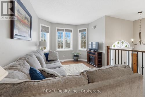5 Barbara Avenue, Oro-Medonte, ON - Indoor Photo Showing Living Room