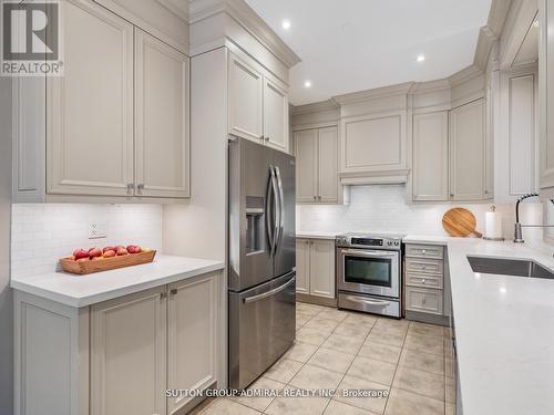 192 Chayna Crescent, Vaughan, ON - Indoor Photo Showing Kitchen With Upgraded Kitchen