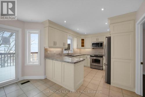 5275 Thornwood Drive, Mississauga, ON - Indoor Photo Showing Kitchen With Upgraded Kitchen