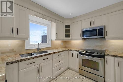 5275 Thornwood Drive, Mississauga, ON - Indoor Photo Showing Kitchen With Double Sink With Upgraded Kitchen