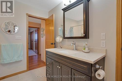 35 Southview Crescent, Cambridge, ON - Indoor Photo Showing Bathroom