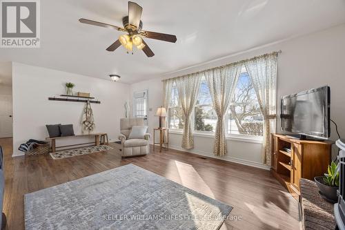 8 East Williams Street, North Middlesex (Nairn), ON - Indoor Photo Showing Living Room