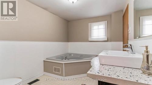 41 Queen Street, Strathroy-Caradoc (Se), ON - Indoor Photo Showing Bathroom