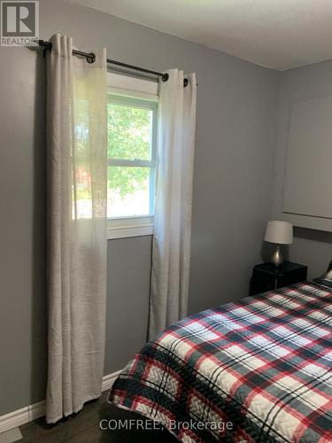 39 Lake Street, South Algonquin, ON - Indoor Photo Showing Bedroom