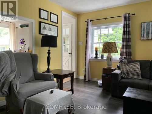 39 Lake Street, South Algonquin, ON - Indoor Photo Showing Living Room