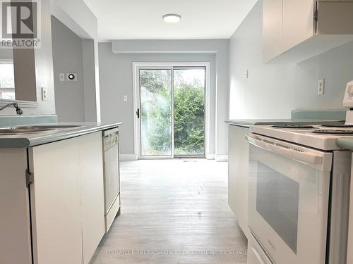 16 Cunningham Drive, Barrie (Ardagh), ON - Indoor Photo Showing Kitchen