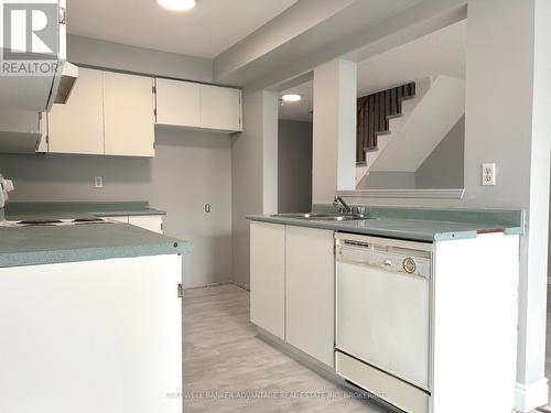 16 Cunningham Drive, Barrie (Ardagh), ON - Indoor Photo Showing Kitchen