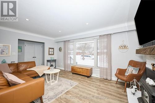living room loads of natural light - 8845 Banting Avenue, Niagara Falls (Chippawa), ON - Indoor Photo Showing Living Room