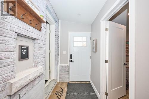 Seprate entrance to bonus office - 8845 Banting Avenue, Niagara Falls (Chippawa), ON - Indoor Photo Showing Other Room