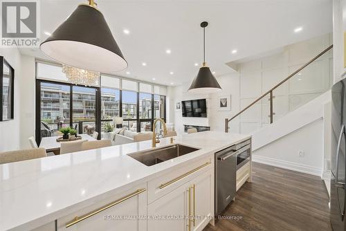 3753 Riva Avenue, Innisfil, ON - Indoor Photo Showing Kitchen With Upgraded Kitchen