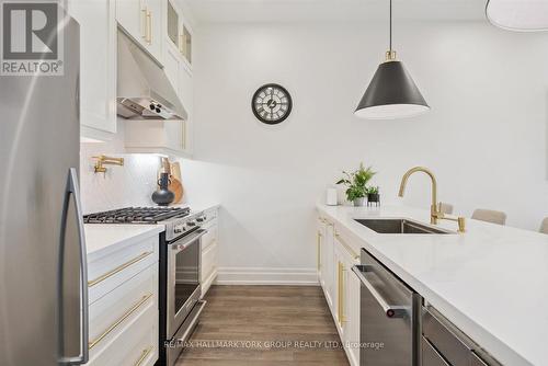 3753 Riva Avenue, Innisfil, ON - Indoor Photo Showing Kitchen With Upgraded Kitchen