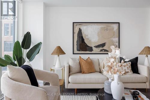 327 - 270 Dufferin Street, Toronto, ON - Indoor Photo Showing Living Room