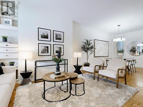 242 Delaware Avenue, Toronto, ON - Indoor Photo Showing Living Room