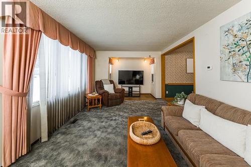 3670 Taft Place, Prince George, BC - Indoor Photo Showing Living Room