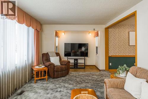 3670 Taft Place, Prince George, BC - Indoor Photo Showing Living Room