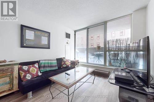 703 - 736 Bay Street, Toronto, ON - Indoor Photo Showing Living Room
