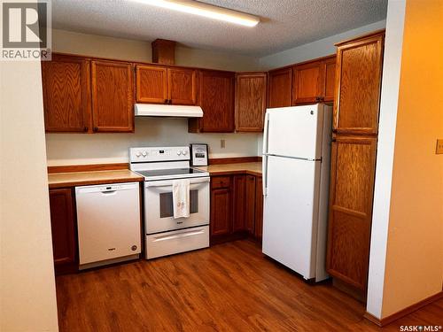 304 800 Hartney Avenue, Weyburn, SK - Indoor Photo Showing Kitchen