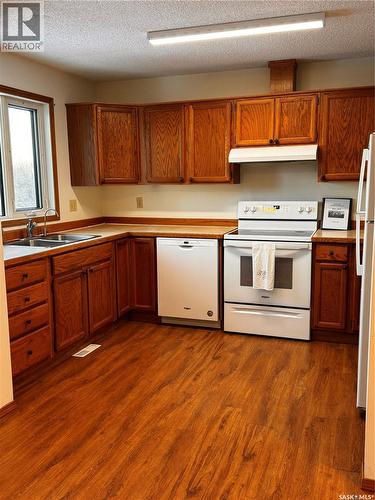 304 800 Hartney Avenue, Weyburn, SK - Indoor Photo Showing Kitchen With Double Sink