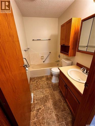304 800 Hartney Avenue, Weyburn, SK - Indoor Photo Showing Bathroom