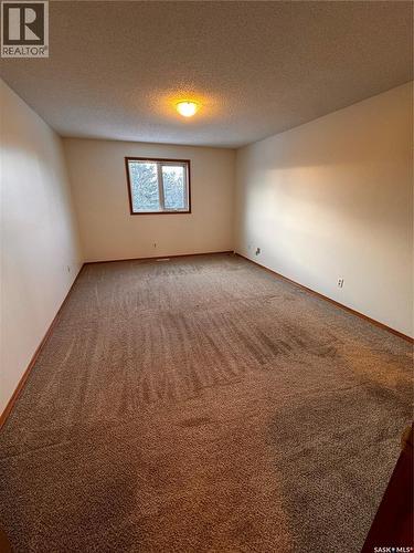 304 800 Hartney Avenue, Weyburn, SK - Indoor Photo Showing Other Room