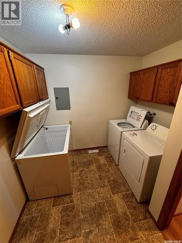304 800 Hartney Avenue, Weyburn, SK - Indoor Photo Showing Laundry Room