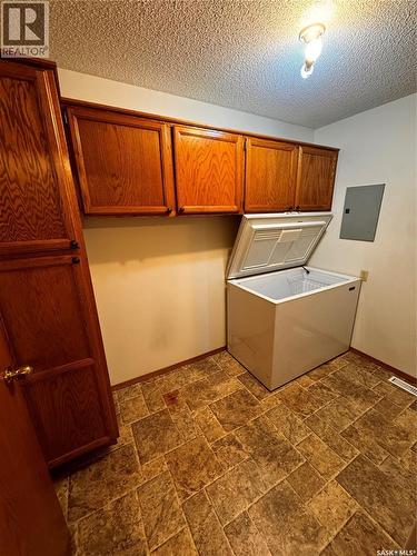 304 800 Hartney Avenue, Weyburn, SK - Indoor Photo Showing Laundry Room