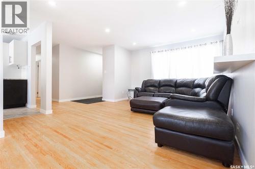 712 Empress Street, Regina, SK - Indoor Photo Showing Living Room