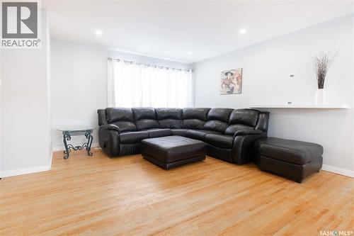 712 Empress Street, Regina, SK - Indoor Photo Showing Living Room