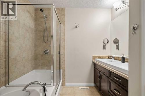 32 Auburn Bay Boulevard Se, Calgary, AB - Indoor Photo Showing Bathroom