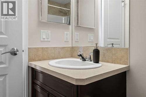 32 Auburn Bay Boulevard Se, Calgary, AB - Indoor Photo Showing Bathroom