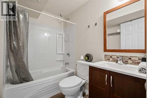 32 Auburn Bay Boulevard Se, Calgary, AB - Indoor Photo Showing Bathroom