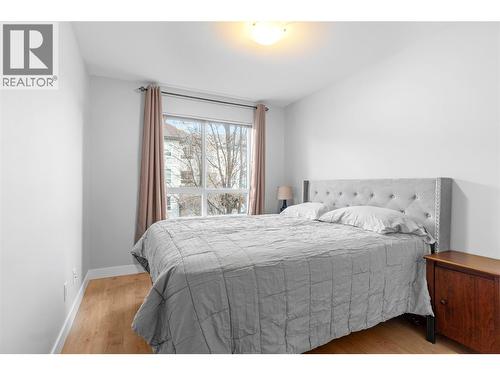 1099 Sunset Drive Unit# 341, Kelowna, BC - Indoor Photo Showing Bedroom