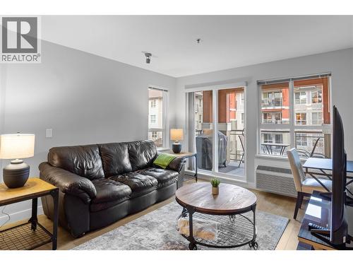 1099 Sunset Drive Unit# 341, Kelowna, BC - Indoor Photo Showing Living Room