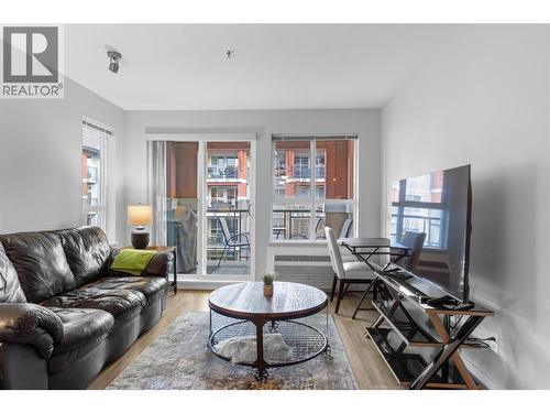 1099 Sunset Drive Unit# 341, Kelowna, BC - Indoor Photo Showing Living Room