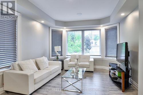 181 Anglo Street, Bracebridge, ON - Indoor Photo Showing Living Room