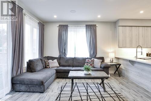 181 Anglo Street, Bracebridge, ON - Indoor Photo Showing Living Room