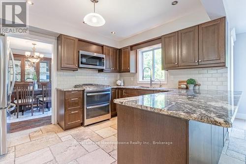 518 Grand Ridge Drive, Cambridge, ON - Indoor Photo Showing Kitchen With Upgraded Kitchen