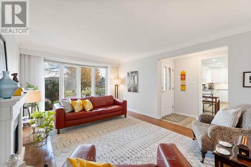 2921 Gail Avenue, Niagara Falls (Church'S Lane), ON - Indoor Photo Showing Living Room
