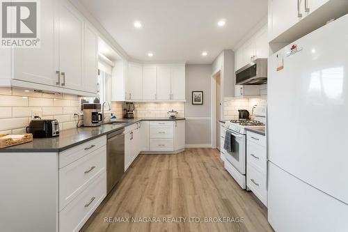 2921 Gail Avenue, Niagara Falls (Church'S Lane), ON - Indoor Photo Showing Kitchen With Upgraded Kitchen