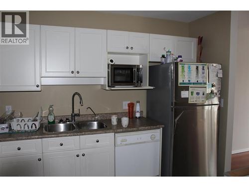 2951 11 Avenue Ne Unit# 10, Salmon Arm, BC - Indoor Photo Showing Kitchen With Double Sink
