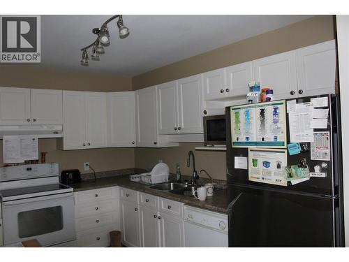 2951 11 Avenue Ne Unit# 10, Salmon Arm, BC - Indoor Photo Showing Kitchen With Double Sink