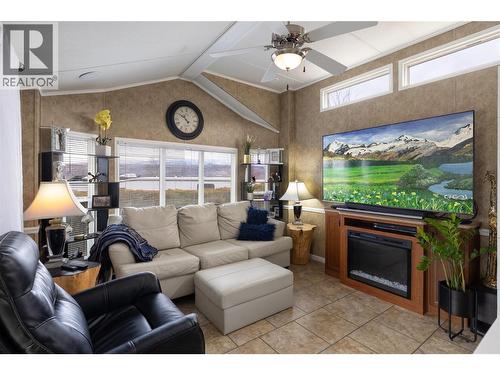 Living room with vaulted ceilings - 8000 Highland Road Unit# 33, Vernon, BC 