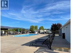 Relax by the pool in season - 