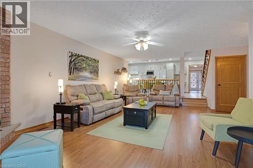 35 Southview Crescent, Cambridge, ON - Indoor Photo Showing Living Room