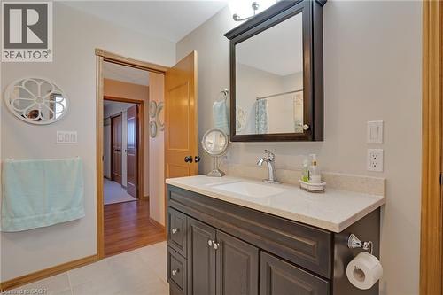 35 Southview Crescent, Cambridge, ON - Indoor Photo Showing Bathroom